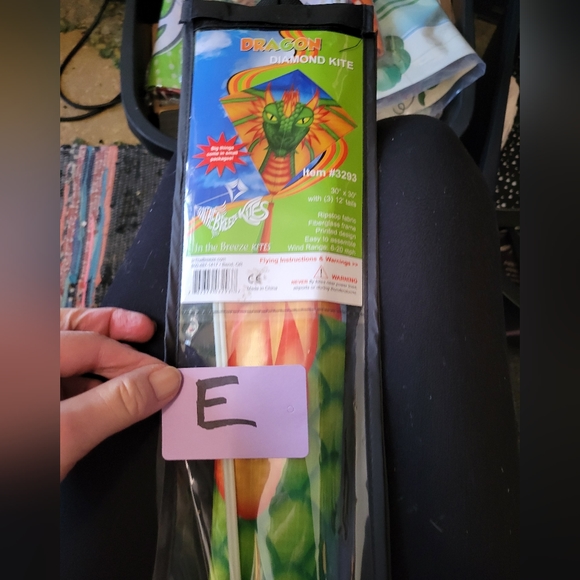 NWT in the breeze 30 × 30 dragon diamond kite with 3 12 in tails - Picture 3 of 3